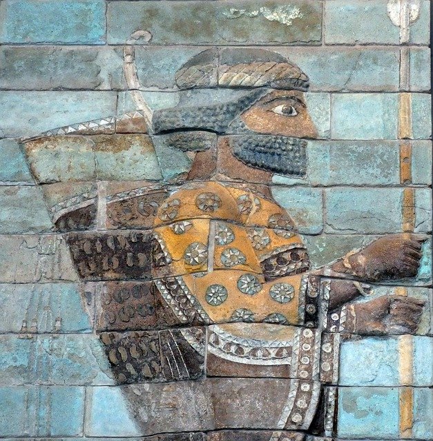 Representación rey persa Darío I sobre una pared