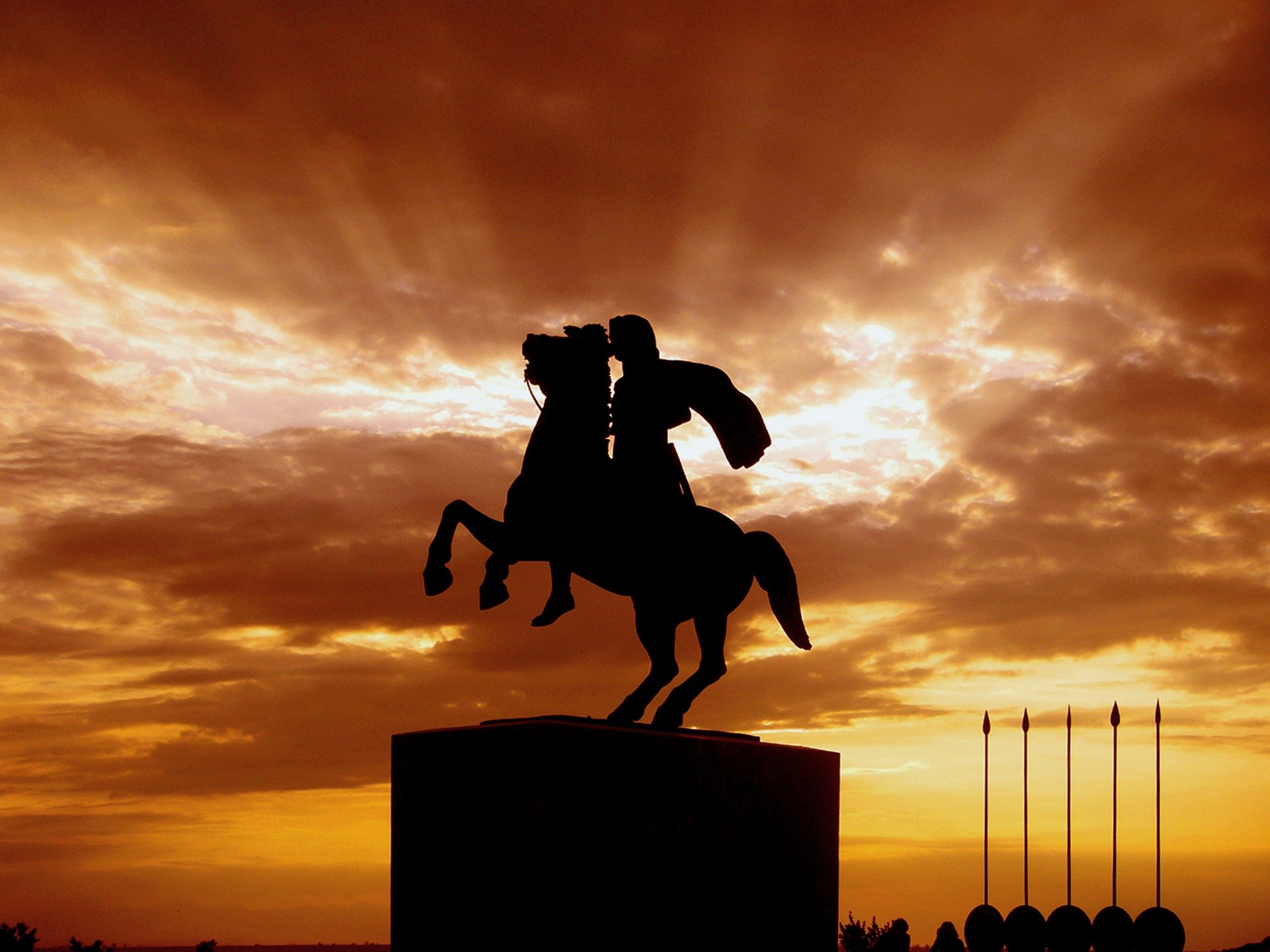 Estatua de Alejandro Magno en una puesta de sol