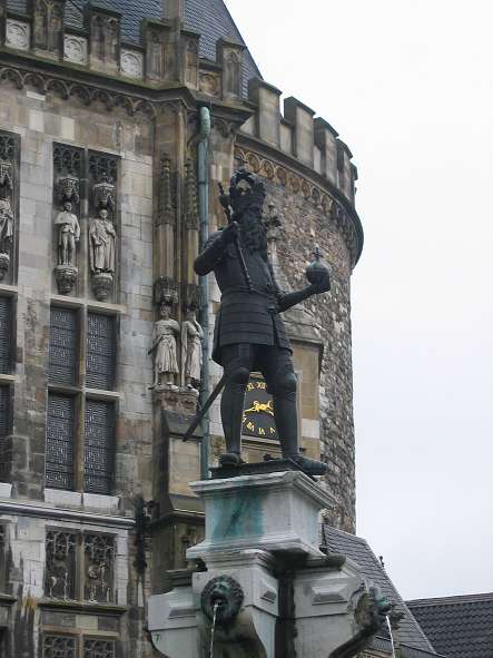Estatua de Carlomagno frente al ayuntamiento de Aquisgrán Estatua de Carlomagno frente al Ayuntamiento de Aquisgrán