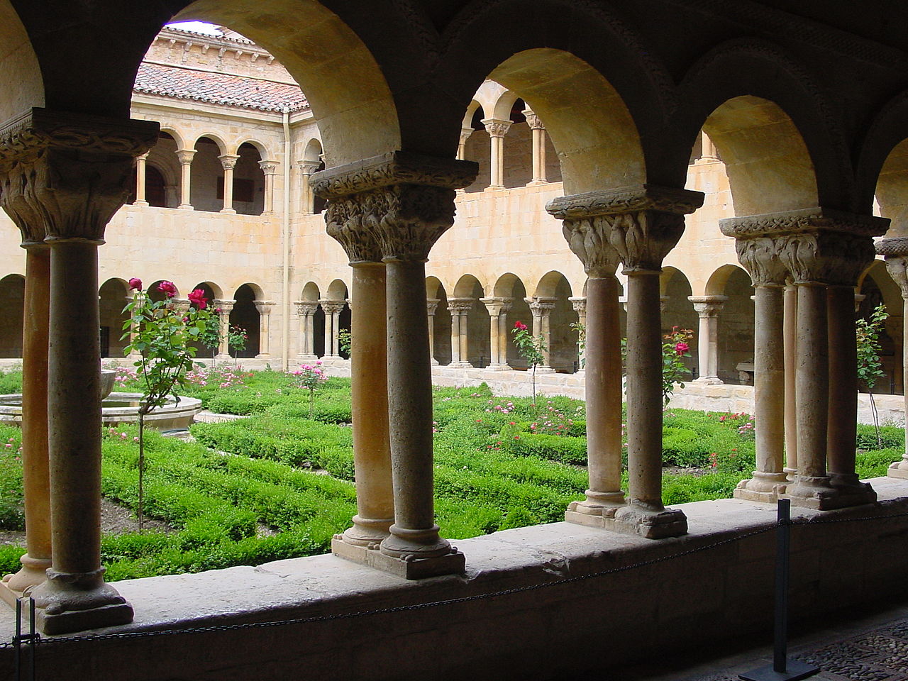 Claustro románico del monasterio de Santo Domingo de Silos en Burgos (España).