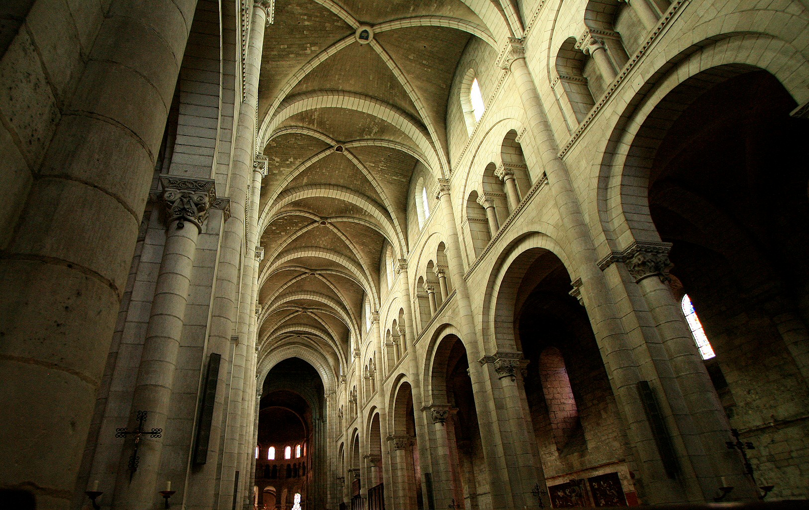 Interior de la iglesia de Fontgombault utilizada como imagen genérica para ilustrar el arte románico.