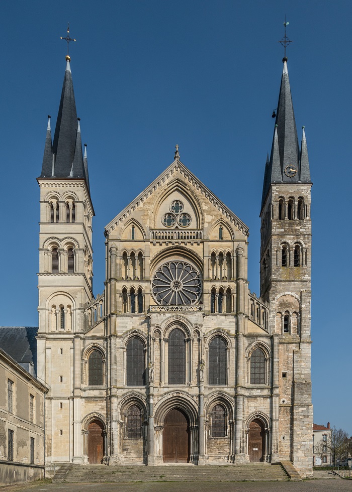 Fachada de la portada principal de la basílica románica de la abadía de Saint-Remi, en Reims.