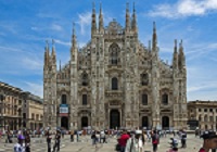 Catedral de Milán con turistas