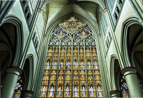 Interior de iglesia gótica con vidrieras