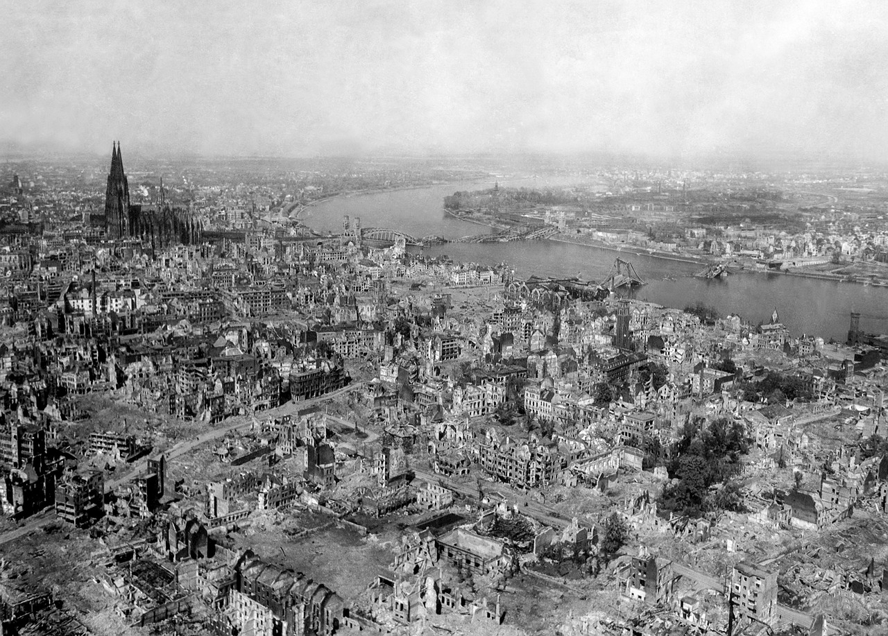 Ciudad bombardeada tras el final de la Segunda Guerra Mundial