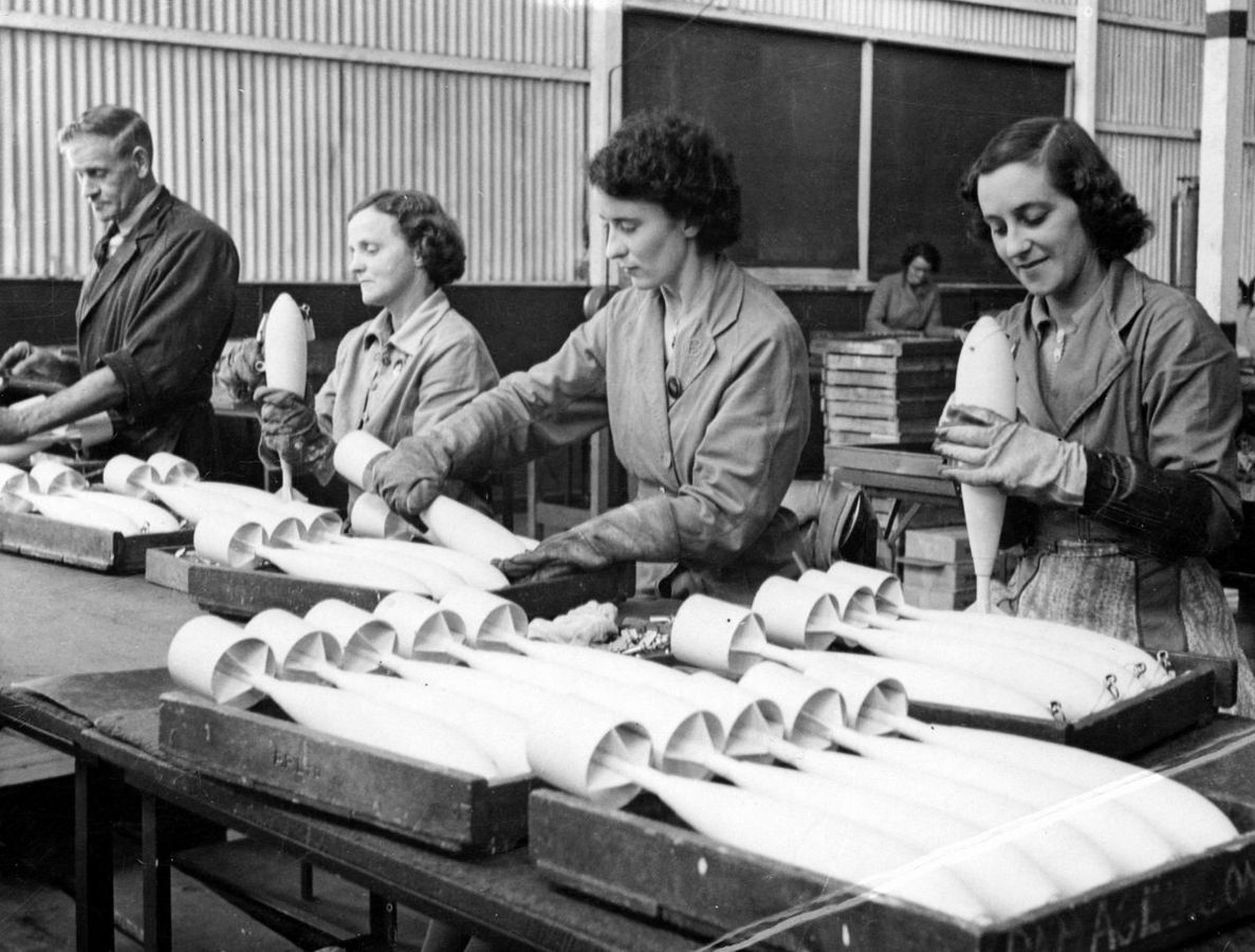 Mujeres trabajando en una fábrica australiana de armamento