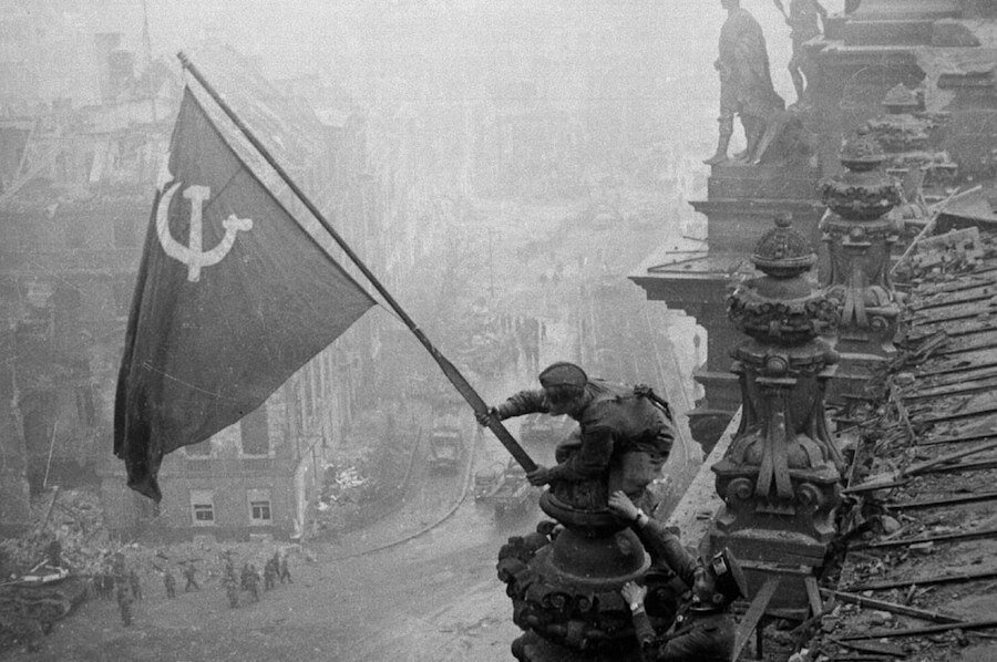 Soldado izando la bandera de la URSS