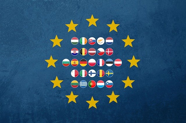 banderas de los 27 estados de la UE sobre el fondo de la bandera europea