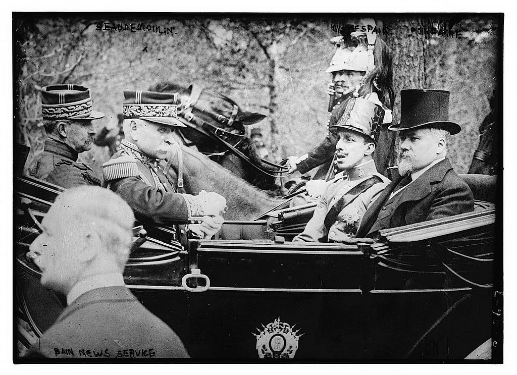 Alfonso XIII de visita en París en 1913, un año antes del inicio de la Primera Guerra Mundial. Sentado a su lado el presidente de la Tercera República francesa Raymond Poincaré.