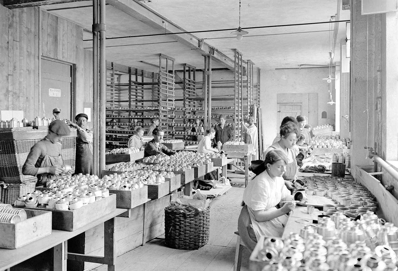 Mujeres trabajando en una fábrica de máscaras de gas en Ginebra, Suiza