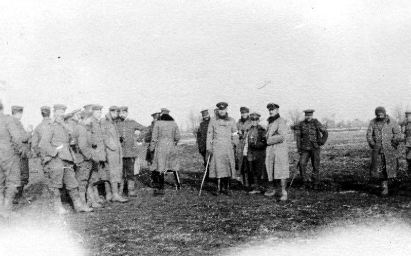 Soldados británicos y alemanes en la Tierra de Nadie durante la tregua no oficial (Tropas Británicas Húsares de Northumberland, 7.a División, Sector Bridoux–Rouge Banc)