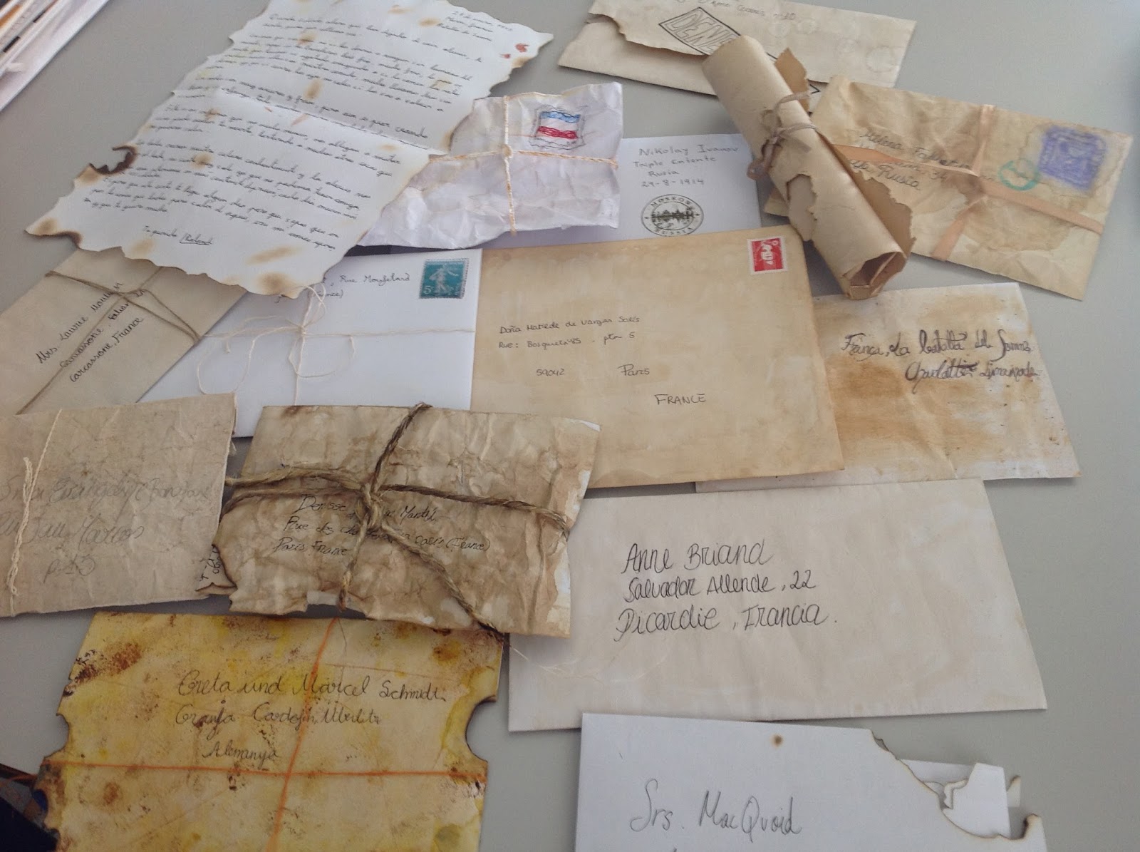 Cartas y sobres envejecidos realizados por alumnos/as