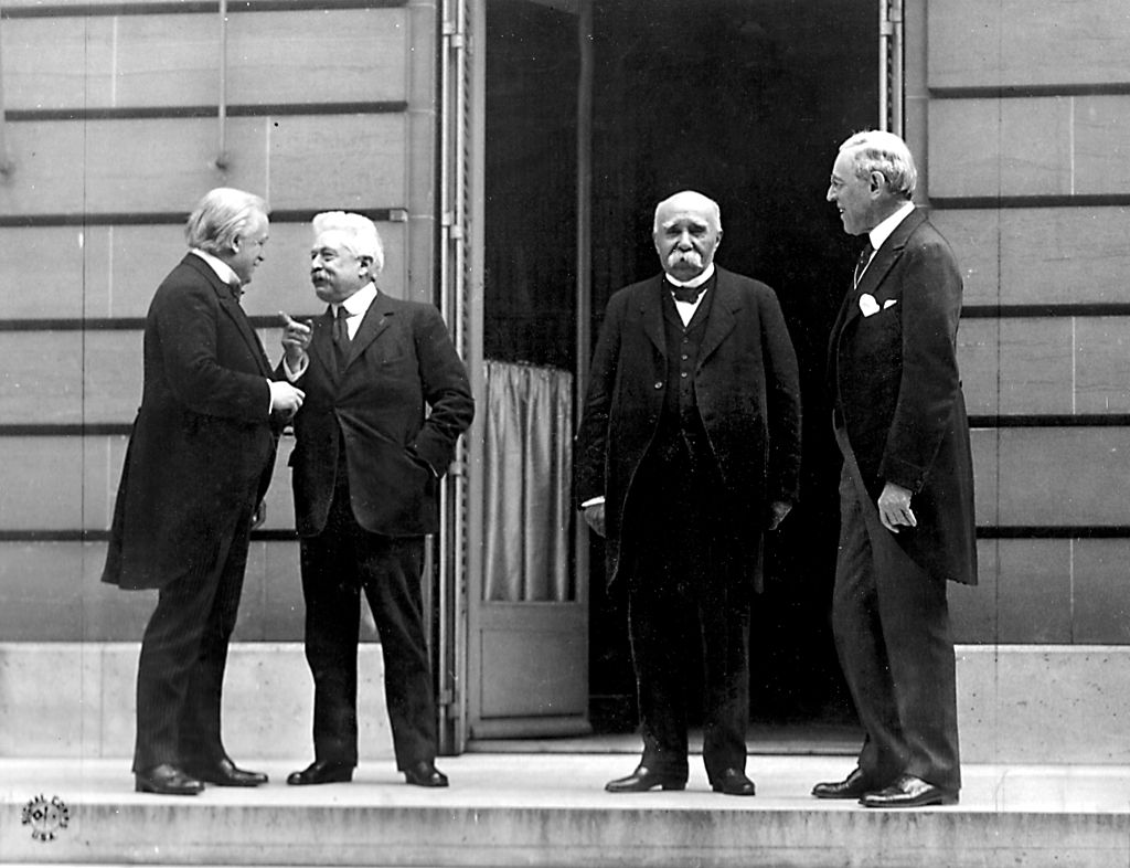 Conferencia de Paz de París donde se puede ver, de izquierda a derecha, a David Lloyd George (primer ministro de Reino Unido), Vittorio Emanuele Orlando (primer ministro de Italia), Georges Clemenceau (jefe de gobierno de Francia) y Woodrow Wilson (presidente de Estados Unidos), el 27 de mayo de 1919.