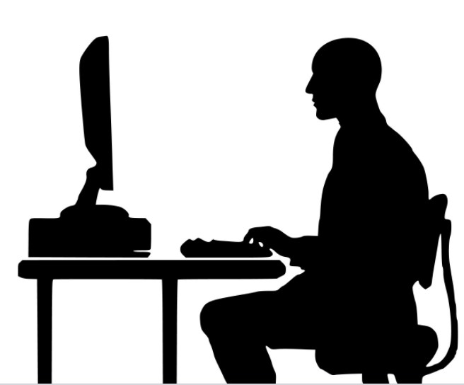silueta hombre cara a un ordenador tecleando