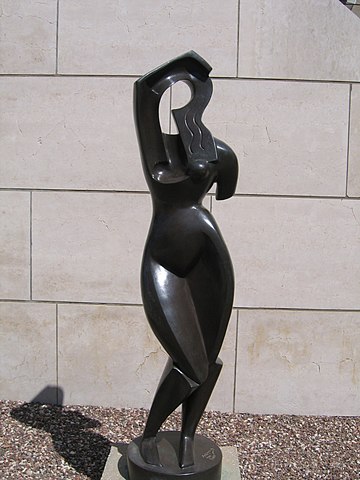 Escultura de una mujer peinándose