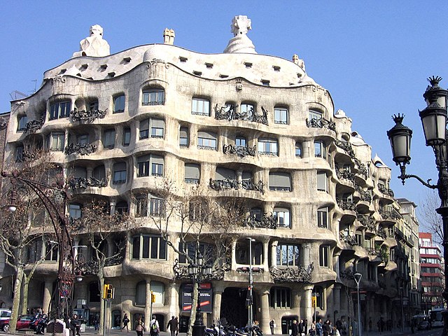 Fachada de la casa Milà de Barcelona llamada La Pedrera