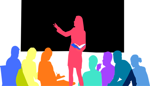 Un alumna en silueta de colores da clase con una pizarra de fondo