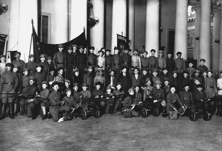Guardias Rojos que tomaron parte en la disolución de la Asamblea Constituyente Tropas en el Palacio de Taúride, sede de la Asamblea Constituyente, que la disolvieron en enero de 1918. Aparecen Trotski, Sverdlov y Zinoviev