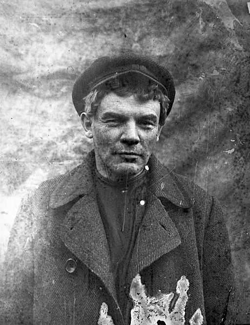 Lenin disfrazado de obrero para pasar a la clandestinidad en Finlandia, 1917 Lenin disfrazado de obrero para pasar a la clandestinidad, verano 1917