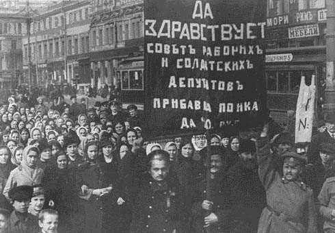 Protesta en febrero de 1917 Manifestantes durante la revolución de febrero. La mayoría son mujeres pidiendo pan