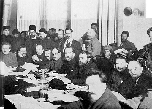 Reunión bolchevique donde aparece Lenin Reunión bolchevique con Lenin, a la derecha de la imagen