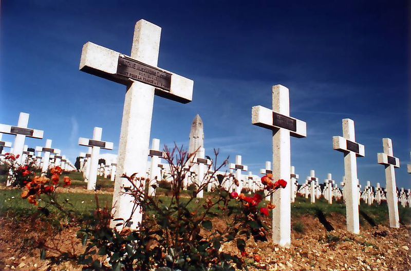 Fotografía del cementerio francés de Douaumont, con 130.000 tumbas de soldados desconocidos.