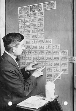 Un alemán empapela una habitación con billetes de un marco, más barato que el papel de pared.