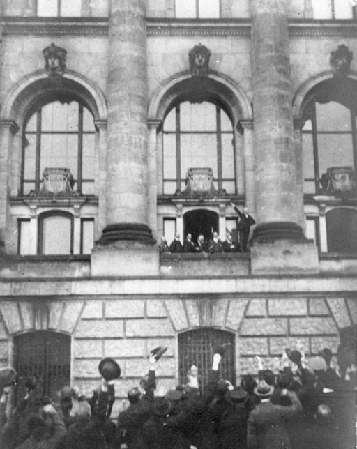 Philipp Scheidemann, importante político de Weimar, proclama la república desde un balcón del Reichstag Philipp Scheidemann proclamando la república desde un balcón del Reichstag