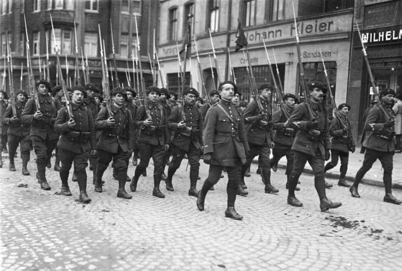 Tropas francesas desfilando por una localidad del Ruhr durante la ocupación de 1923.