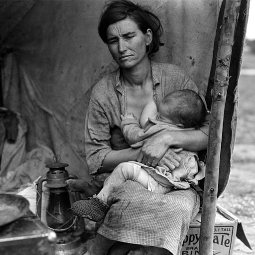 Icónica imagen de la Gran Depresión, fotografía tomada por Dorothea Lange. Mujer con hijo en sus brazos, con expresión de resignación.