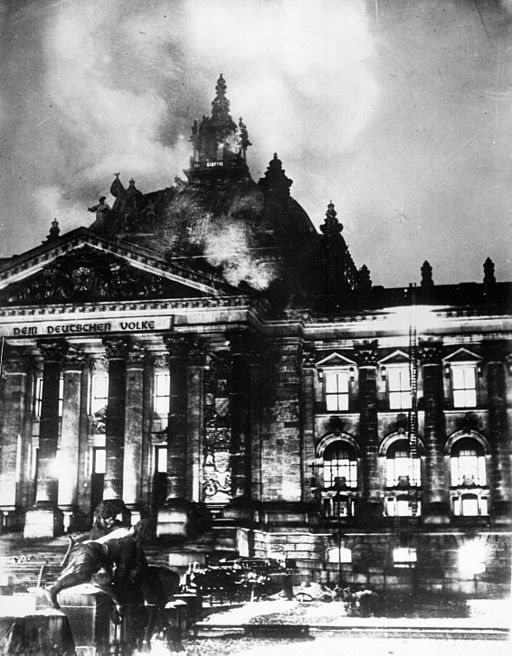 Fachada del Reichstag durante el incendio Fotografía de la fachada del Reichstag durante el incendio
