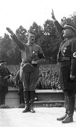 Hitler y Röhm en un desfile, 1933 Hitler y Röhm en un desfile en 1933, haciendo el saludo nazi