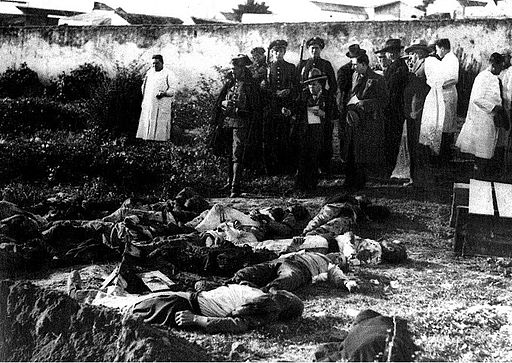 Fotografía tomada después de la masacre de Casas Viejas, con los cadáveres de los campesinos sin enterrar