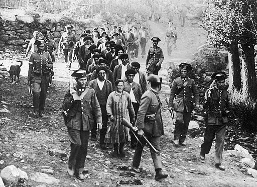 Fotografía que muestra una fila de prisioneros custodiada por la Guardia Civil durante la revolución de octubre en Asturias (1934)