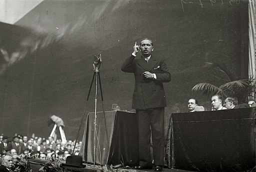 Calvo Sotelo dando un discurso en San Sebastián, 1935