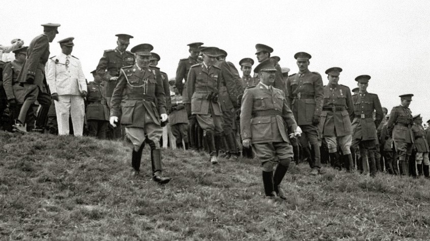 Franco con un numeroso grupo de militares en unas maniobras