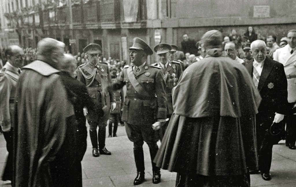 Franco saluda a la salida de misa