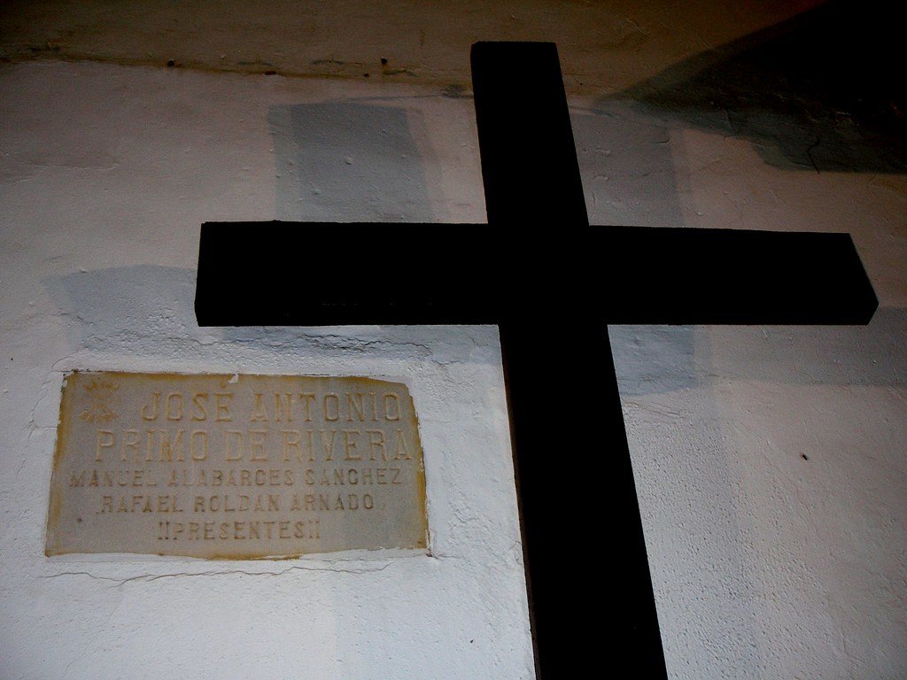 Placa en una Iglesia de los fallecidos del bando franquista con el símbolo de Falange