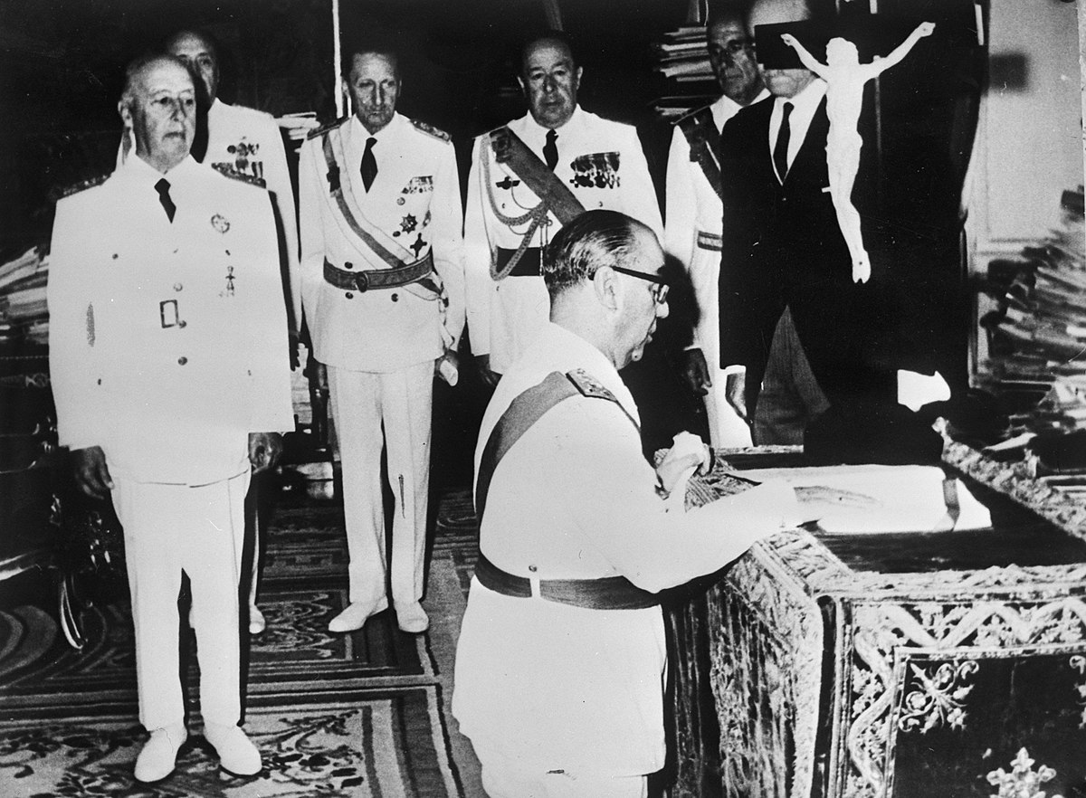 Carrero Blanco jura su cargo ante Franco Carrero Blanco jura su cargo de rodillas ante un crucifijo en presencia de Franco