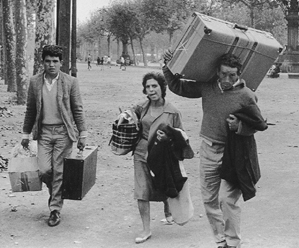 Un grupo de emigrantes españoles en los años 60 cargan con sus maletas