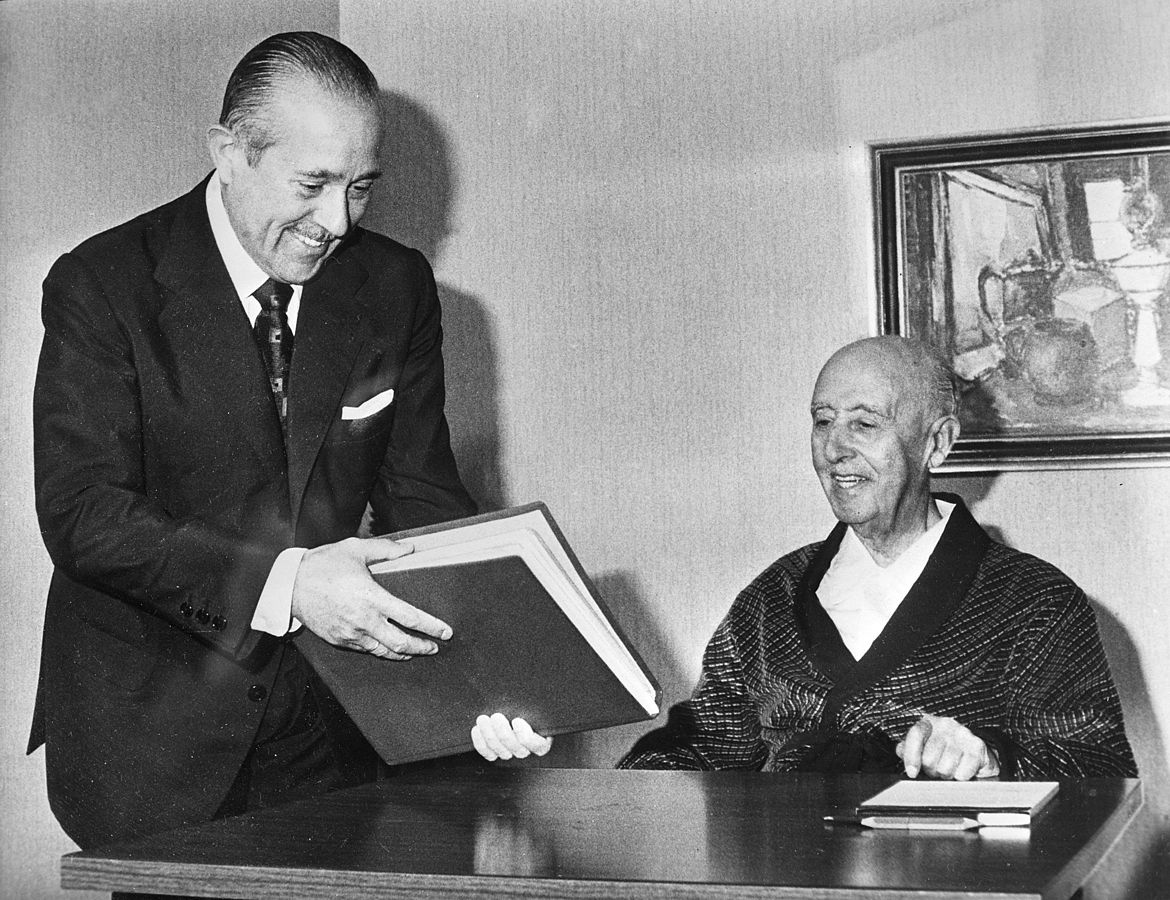 Arias Navarro visita a Franco en el hospital