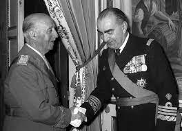 Franco y Carrero Blanco Franco y Carrero Blanco se dan la mano, ambos de uniforme