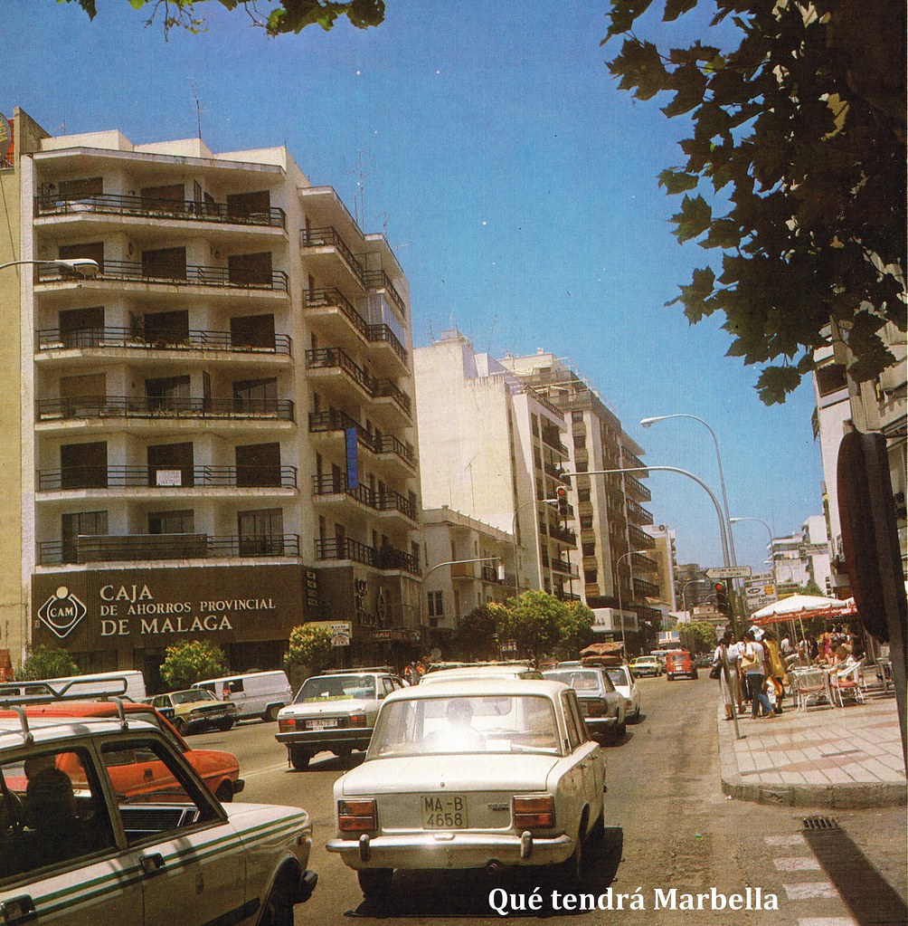Marbella, años 70 Una calle llena de coches en Marbella en los años 70