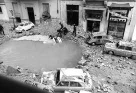 Socavón que dejó en la calle la bomba que explosionó al paso del coche de Carrero Blanco