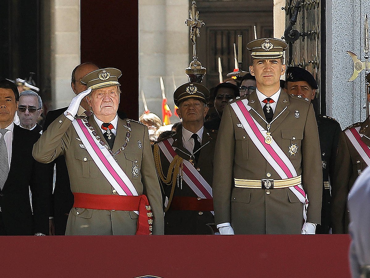 Juan Carlos I y Felipe VI saludan militarmente durante un desfile