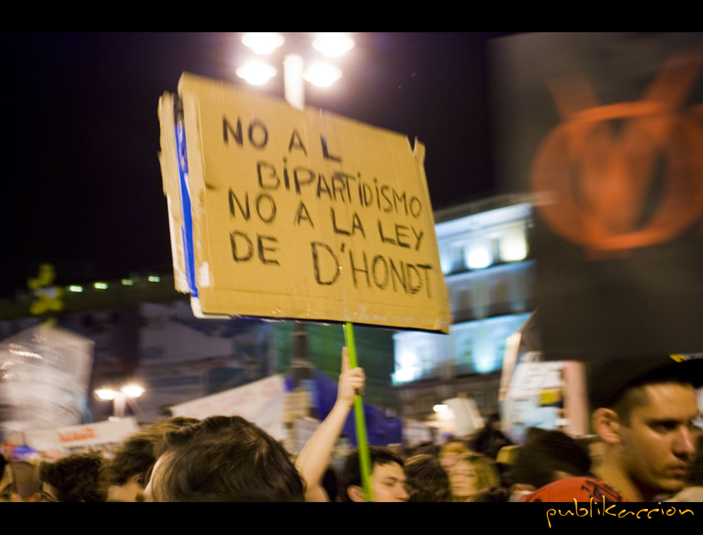 Movimiento 15-M Una pancarta durante la acampada del 15-M dice: "No al bipartidismo".