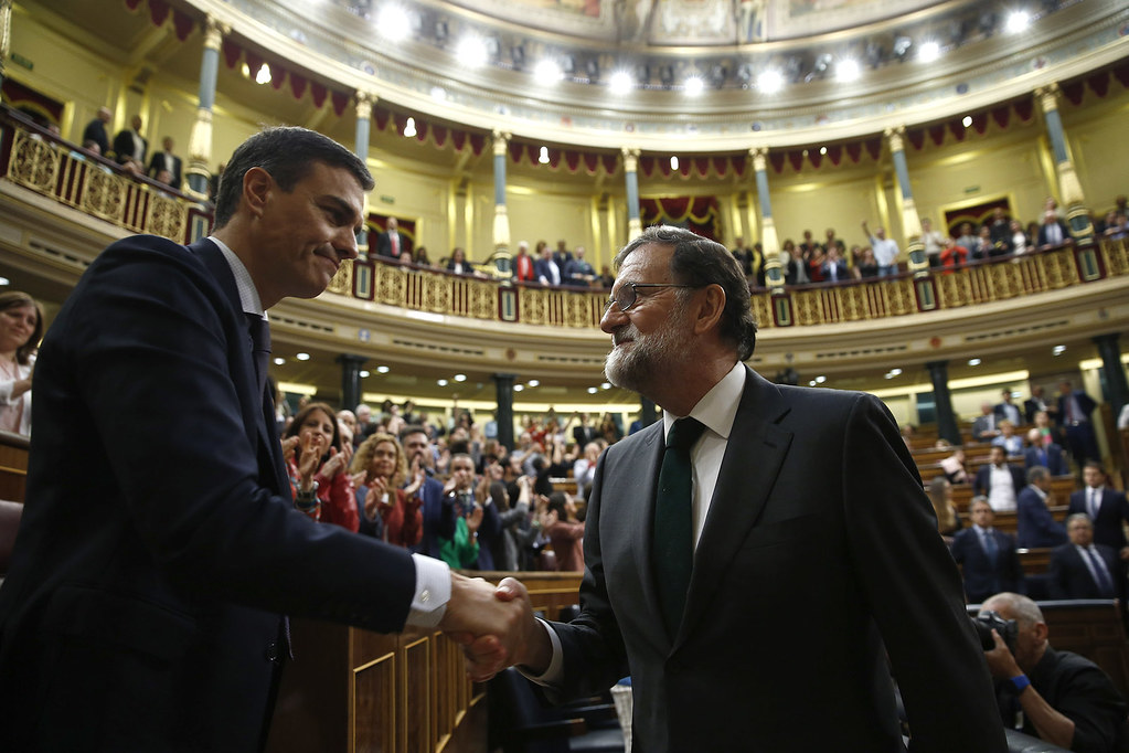 Mariano Rajoy y Pedro Sánchez Rajoy y Pedro Sánchez se dan la mano en el Parlamento