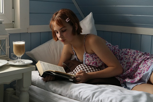 Chica leyendo un libro sobre la cama