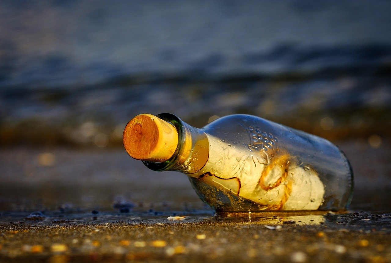 Una botella con un mensaje dentro en la playa