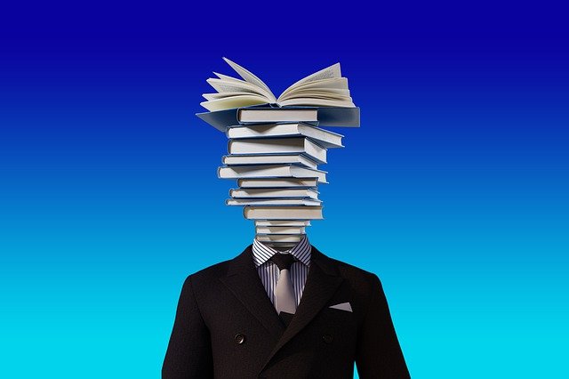 Una persona con libros en lugar de cabeza